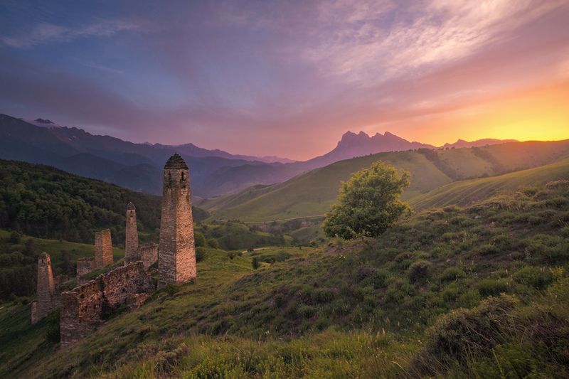 кавказ, эрзи, горы, облака, закат, towers, mountains, clouds. В вечерних сумерках. / In the evening twilight. фото превью