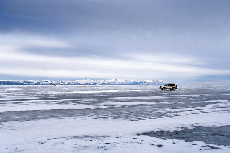 По льду Байкала с ветерком фото превью
