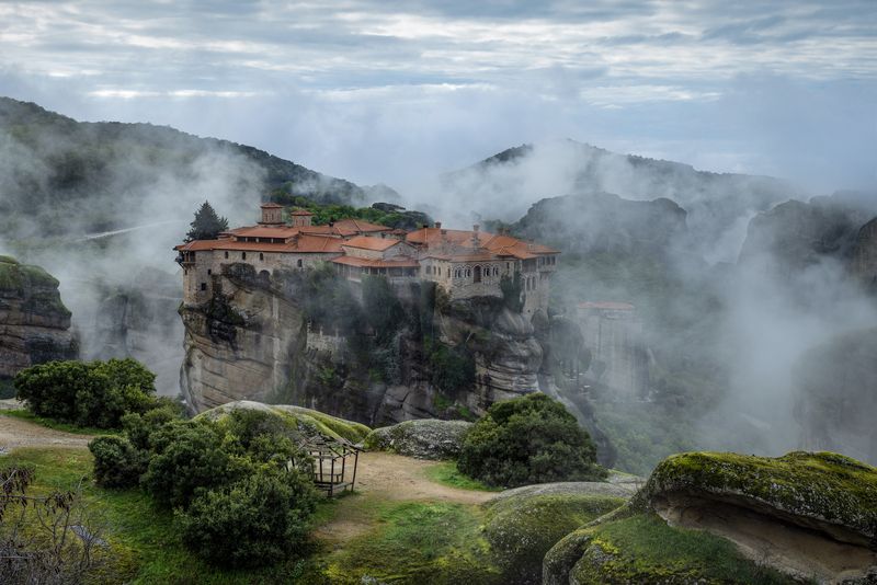 Парящий в облаках монастырь Святого Варлаама фото превью