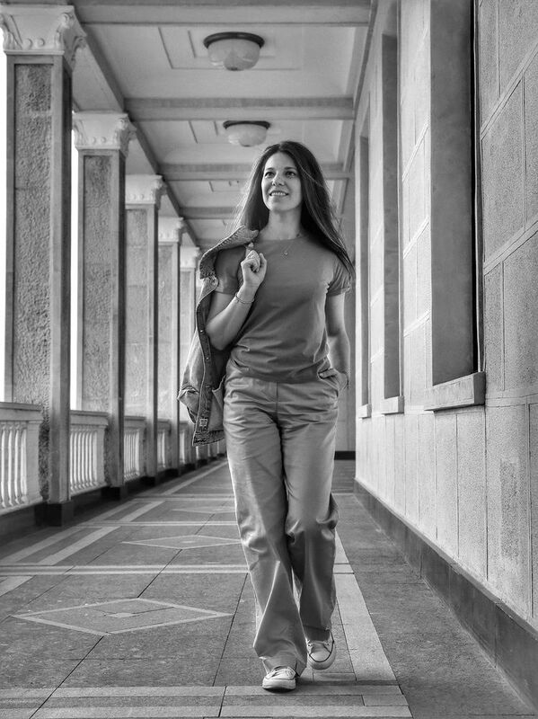 Она идёт по жизни смеясь фото превью