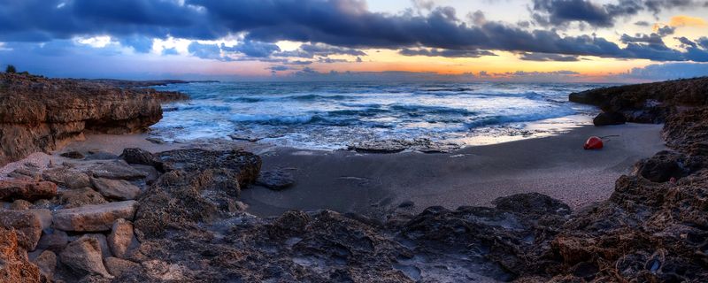 средиземное море, закат, скалы Маленькая бухточка. фото превью