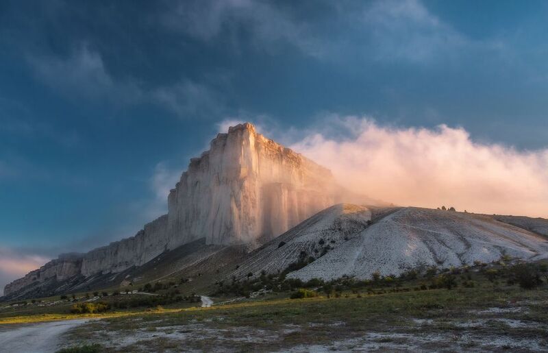 Белая скала фото превью