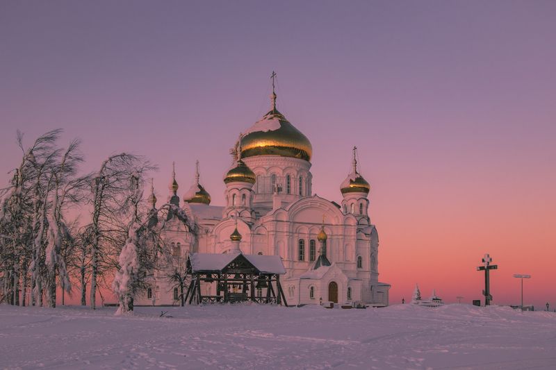 белая гора, зима, монастырь В свете заката фото превью