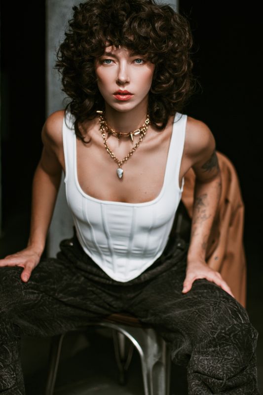 женский портрет в студии Лида фото превью