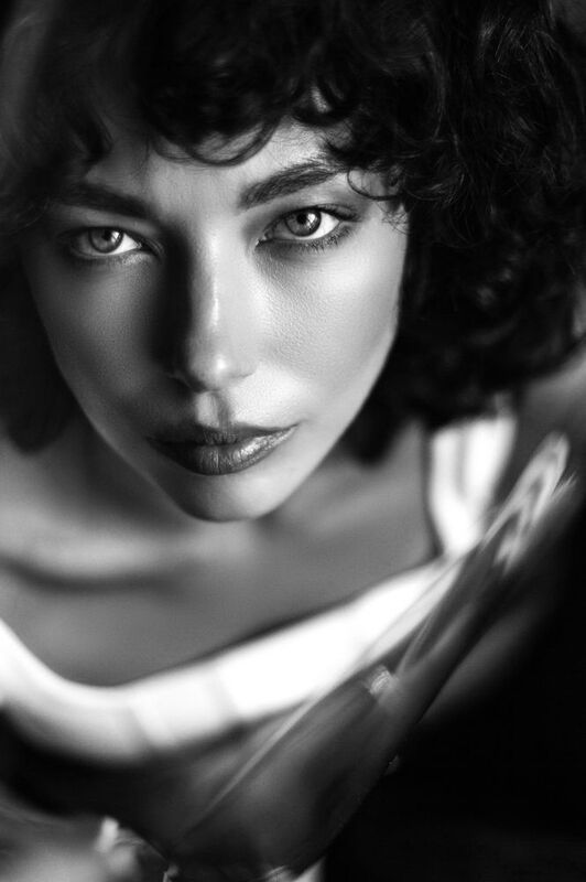 женский портрет в студии  фото превью