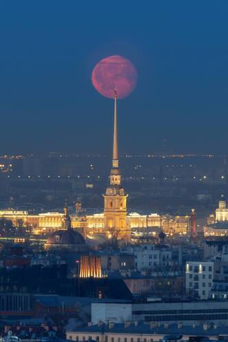 Луной за Петропавловским Собором