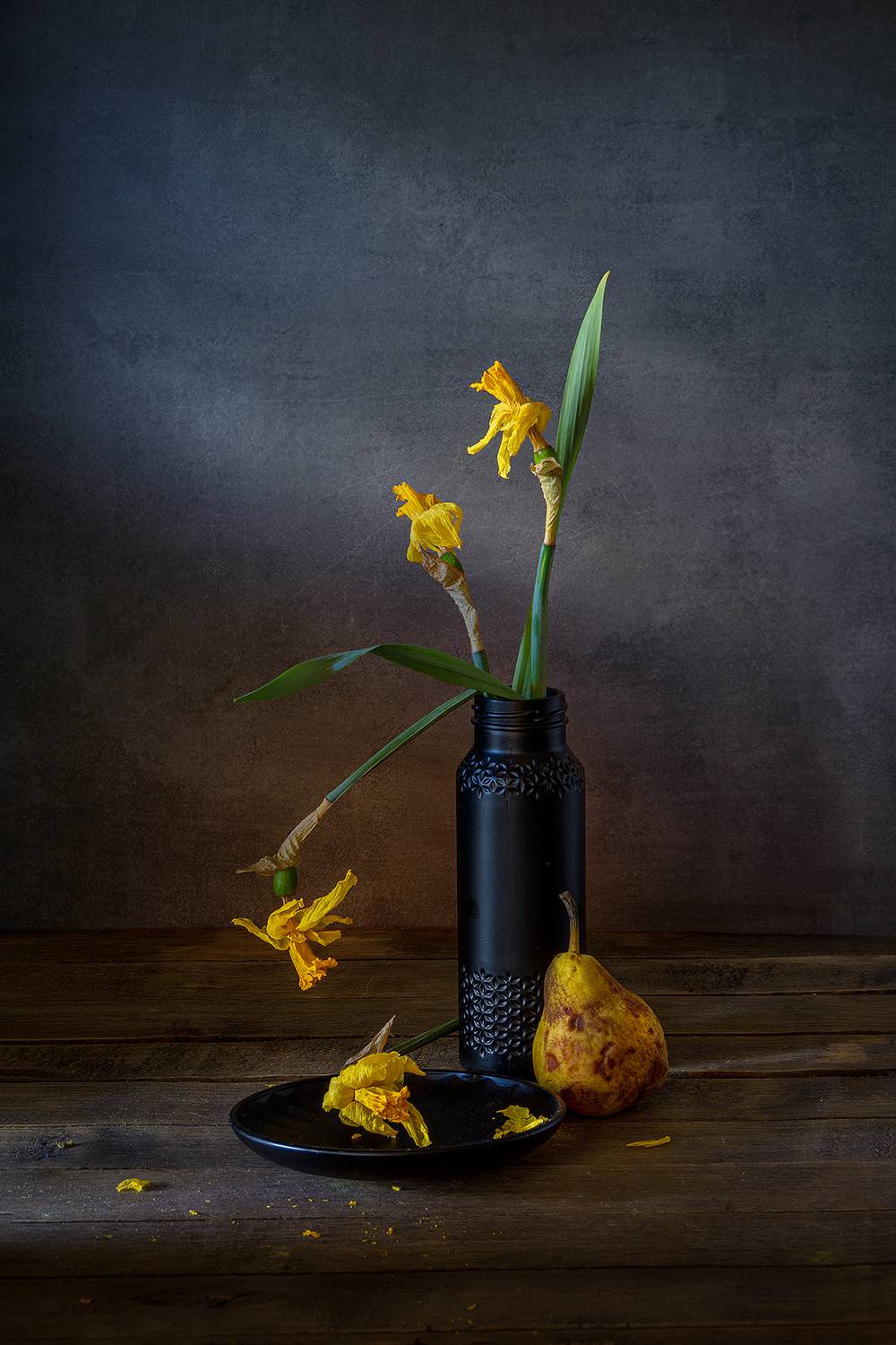 цветы, нарциссы, груша, бутылка, блюдце, желтый цвет, Алексей Бычков