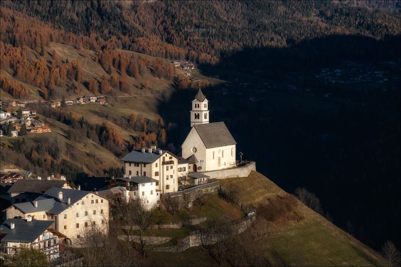 доломитовые альпы,италия,village,осень,mountain,деревня,церквушка,monte pelmo,santa lucia,тени,alps,лиственница,dolomites,свет,selva cadore,church Во власти теней фото превью