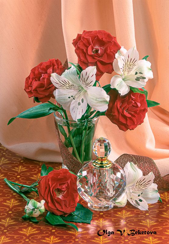 натюрморт, духи, цветы Розы и духи фото превью