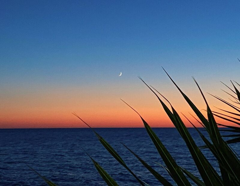 Moon over the sea фото превью