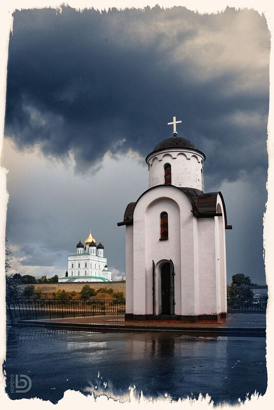 псков Ольгинская часовня и Троицкий собор после дождя фото превью