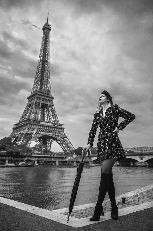 Dressed in dreams and walking by the Seine фото превью