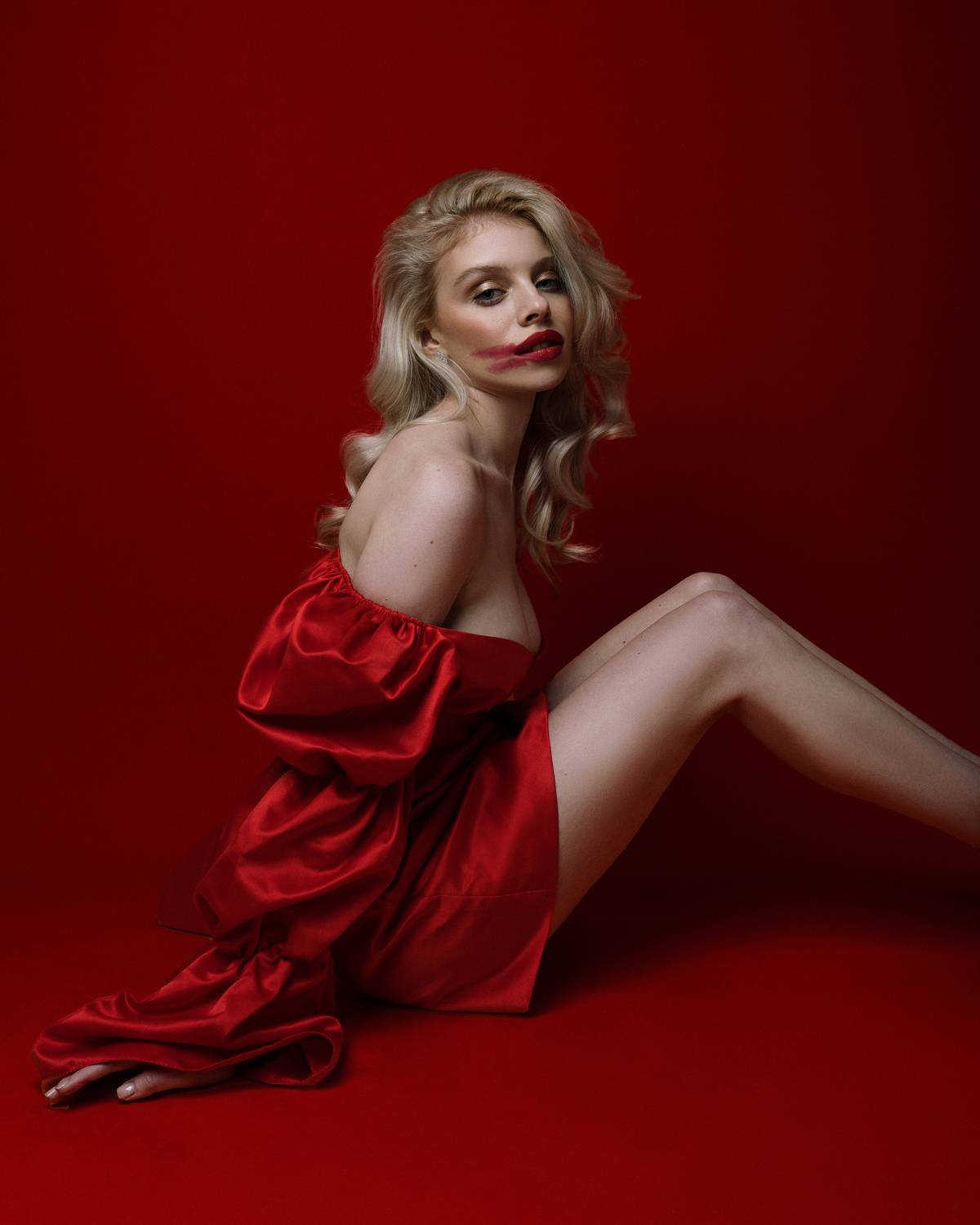 студийная съёмка,в платье, блондинка, красный фон, Филиппов Михаил