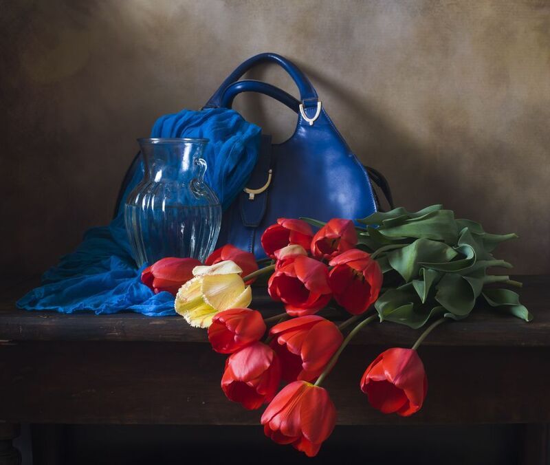 С тюльпанами натюрморт. фото превью