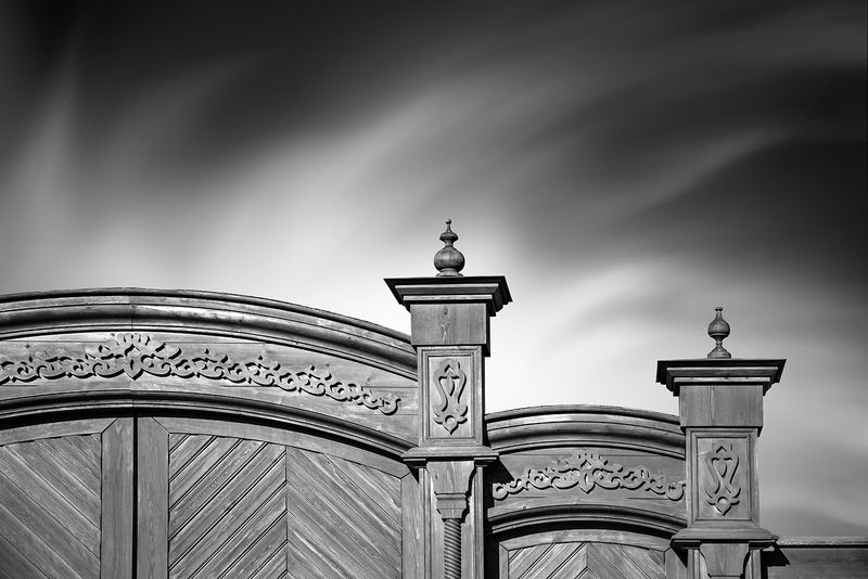 чб, черно-белое, город, ворота, деревянные, архитектура, зодчество, красноярск, история, дым Ворота фото превью