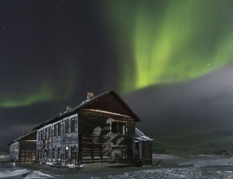 снег, разруха, заброшка, север, северное сияние, ночь, мороз, дом, холод Когда-то тут теплилась жизнь ... фото превью