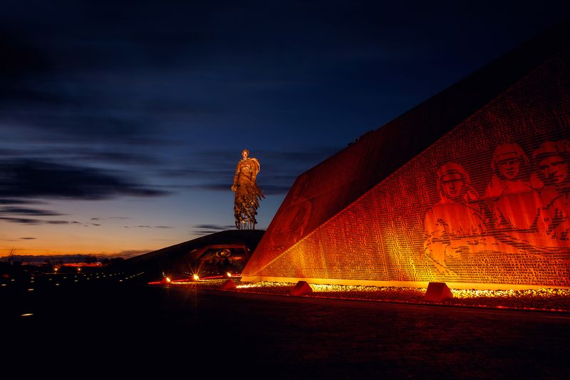 Ржев, мемориал, ночь Ржевский мемориал Советскому солдату фото превью