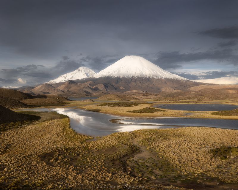 Вулкан Parinacota в вечернем свете фото превью