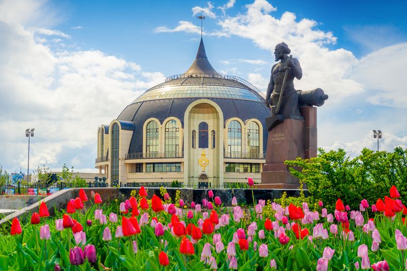 тула, тульский, музей, оружия, церковь, сергия радонежского, май, весна, тюльпаны, россия, 80лет, победы, 9мая, памятник чаепитию, демидов Цветущий город Тула. Тульский музей оружия. фото превью