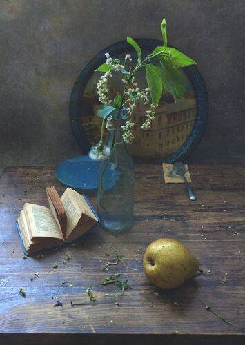 С грушей и цветами