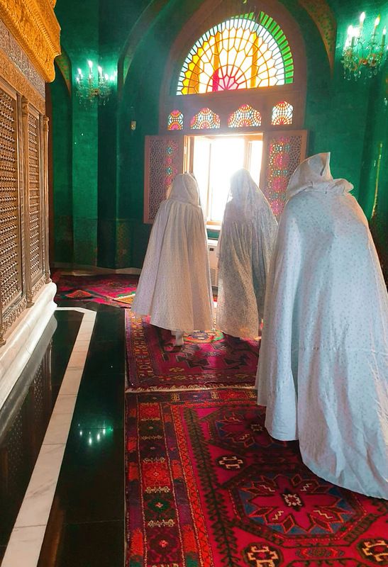 Women in the synagogue фото превью