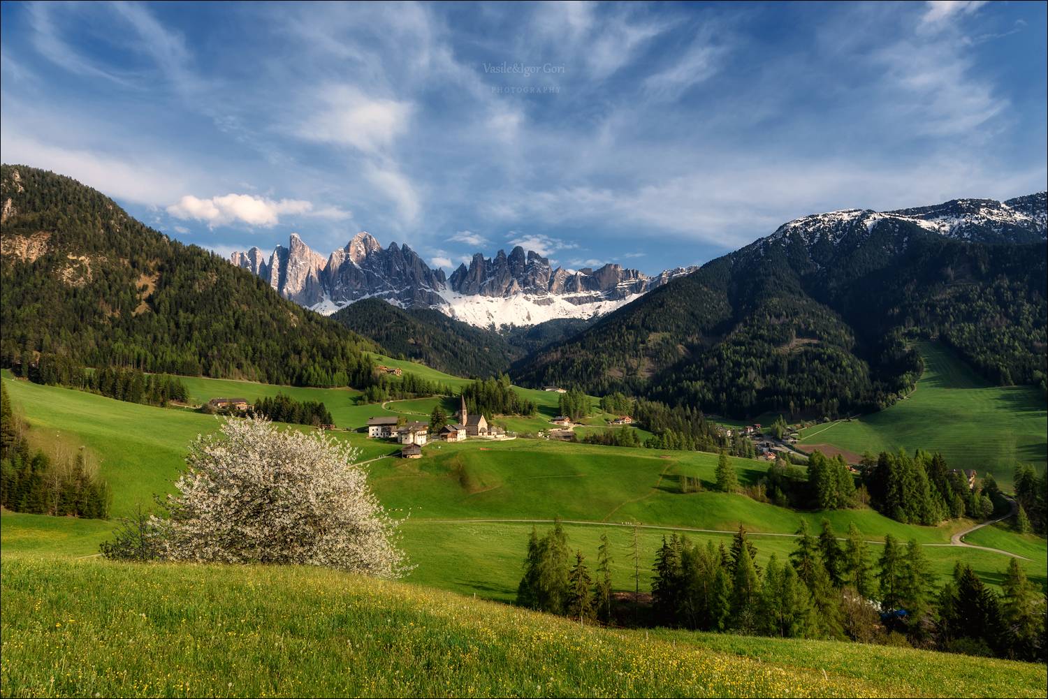 доломитовые альпы,santa maddalena,деревня,val di funes,весна,odle,италия,alps,цветение,ranui,san giovanni,церквушка,rural, Гори Василий