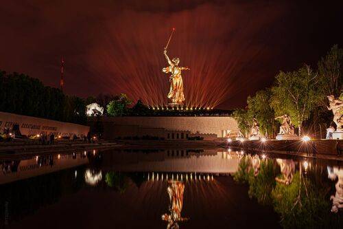 Световое шоу на Мамаевом кургане в день победы. Волгоград