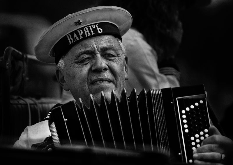 чб фото, уличный мужской портрет Праздник фото превью