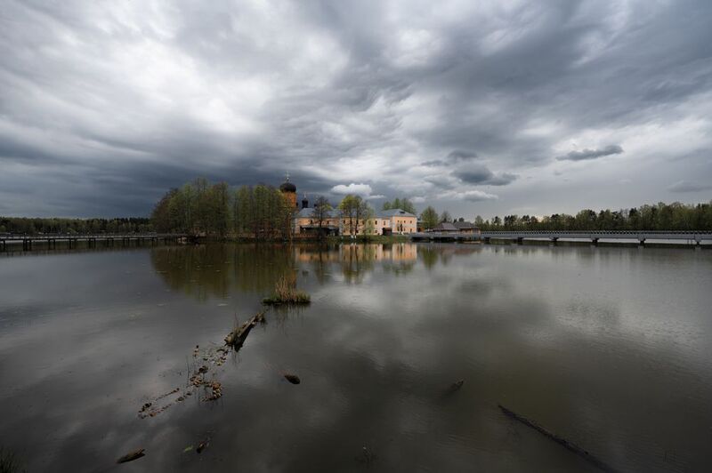 весна,пасмурно, пустынь, небо, тучи, облака, отражение, храм пасмурный день фото превью
