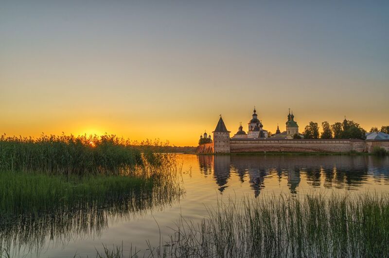 Россия, Вологда,Кирилло-Белозерский монастырь Монастырь на закате фото превью
