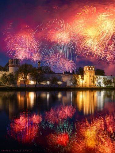 Салют над Москвой. Вид от Новодевичьего монастыря.