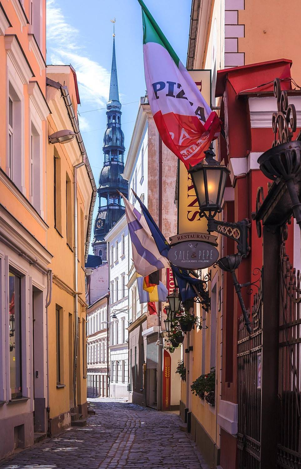 рига, старая рига, город, архитектура, латвия, старина, фонарь, флаги, европа,путешествия,, Антонина Яновска