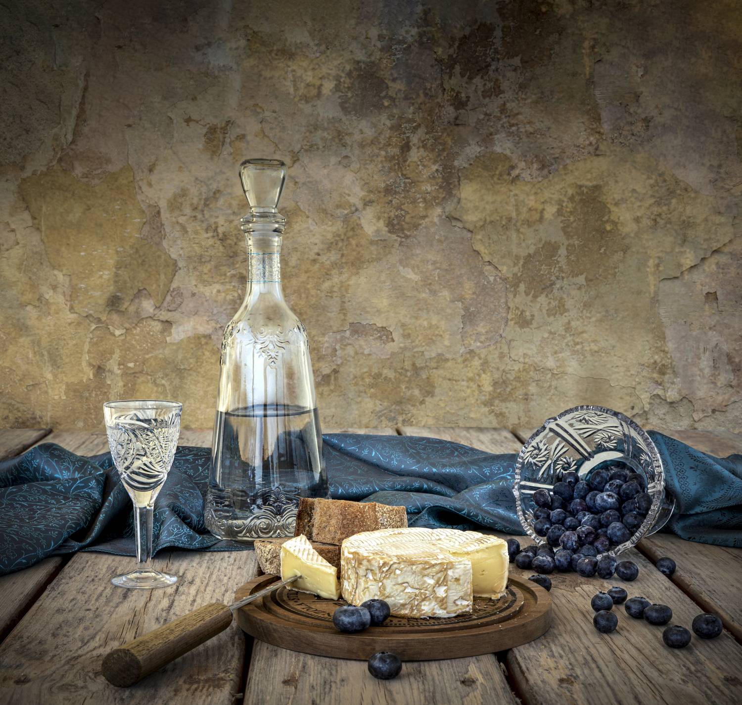 Водка, голубика, креманка, драпировка, стена, деревянный стол, нож, сыр, дощечка., Татьяна Горбачева Маментьева