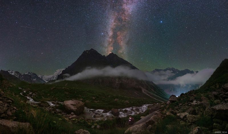 Звездная ночь в горах фото превью