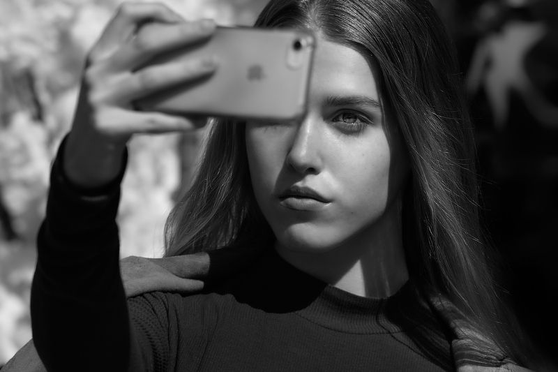 чб фото, уличный женский портрет, москва, девушка с телефоном Уличный портрет фото превью