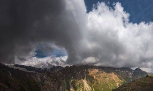 Сидя на высоком холме