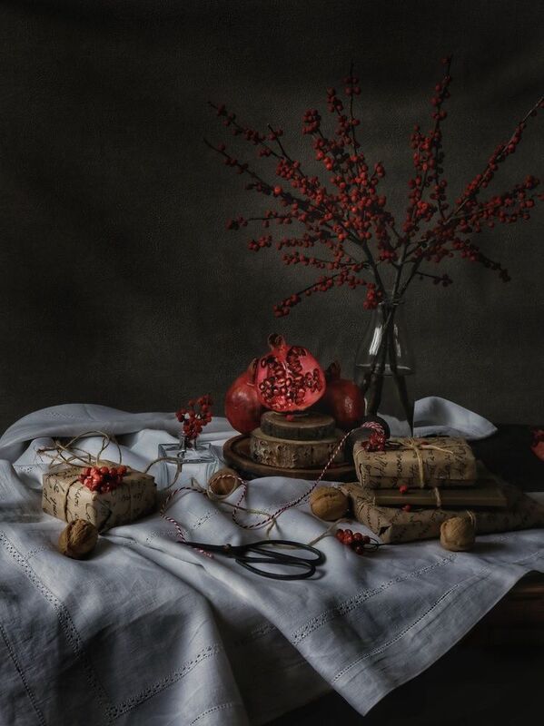 Натюрморт,  гранат, илекс Гранат и илекс фото превью