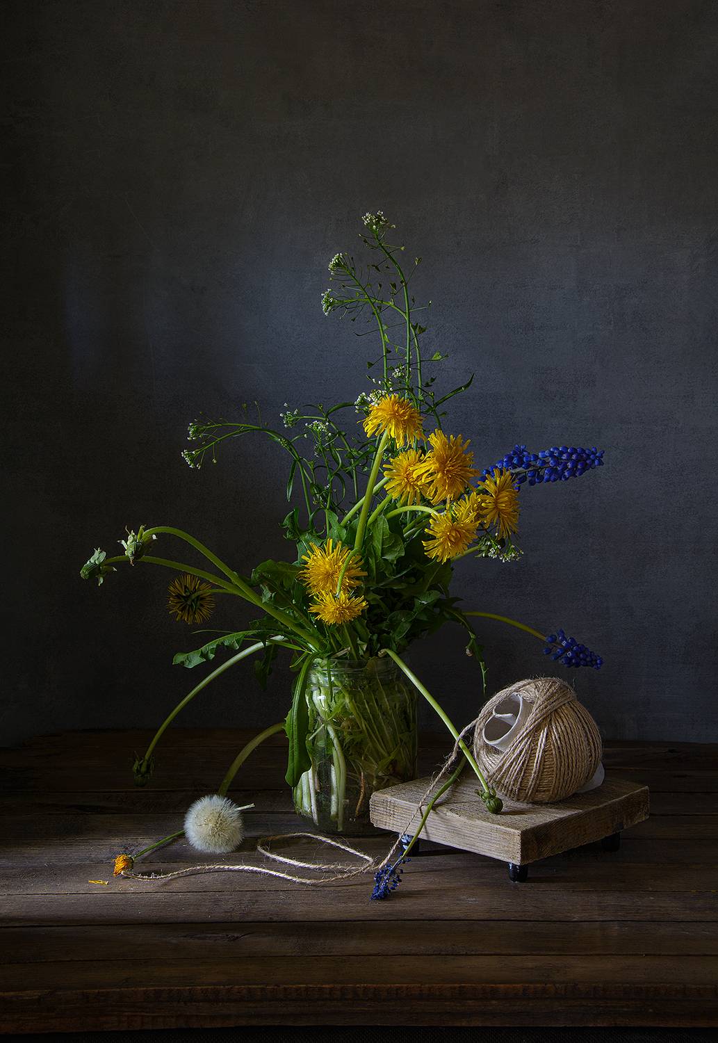 цветы, одуванчики, пастушья сумка, банка, подставка, клубок бечевки, натюрморт, Алексей Бычков