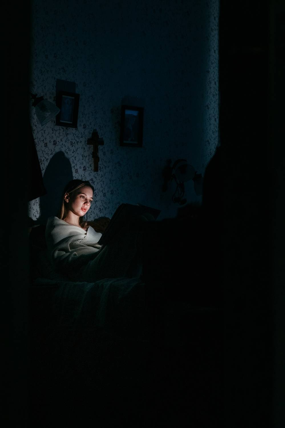 молодая девушка, красота, молодость, классика, ночь, чтение , книга, Алексей Плешков