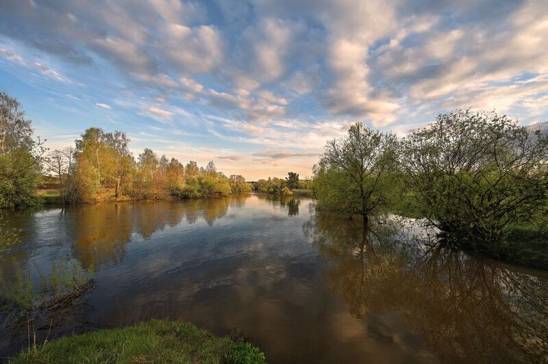 весна, вечер, закат, река, разлив, небо, облака, отражение весенний разлив фото превью