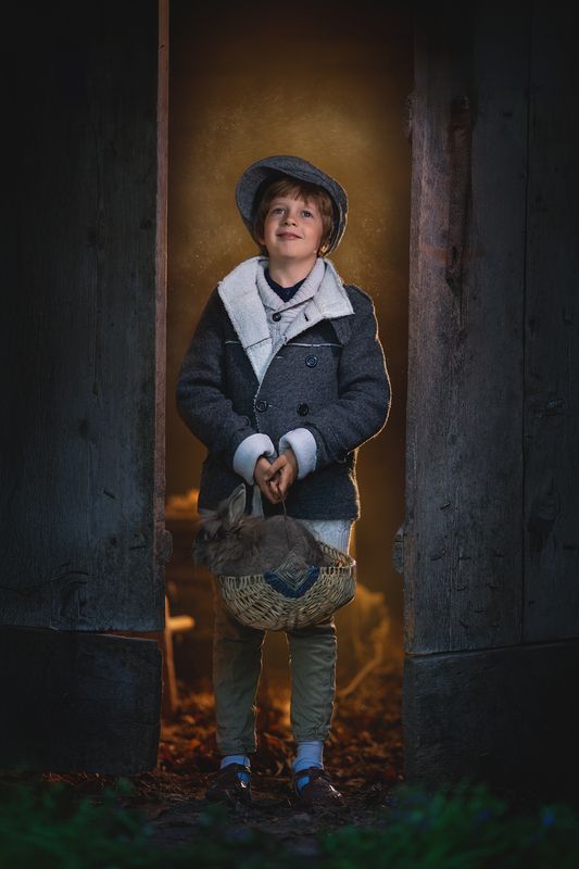 Мальчик и кролик: история тёплой дружбы фото превью