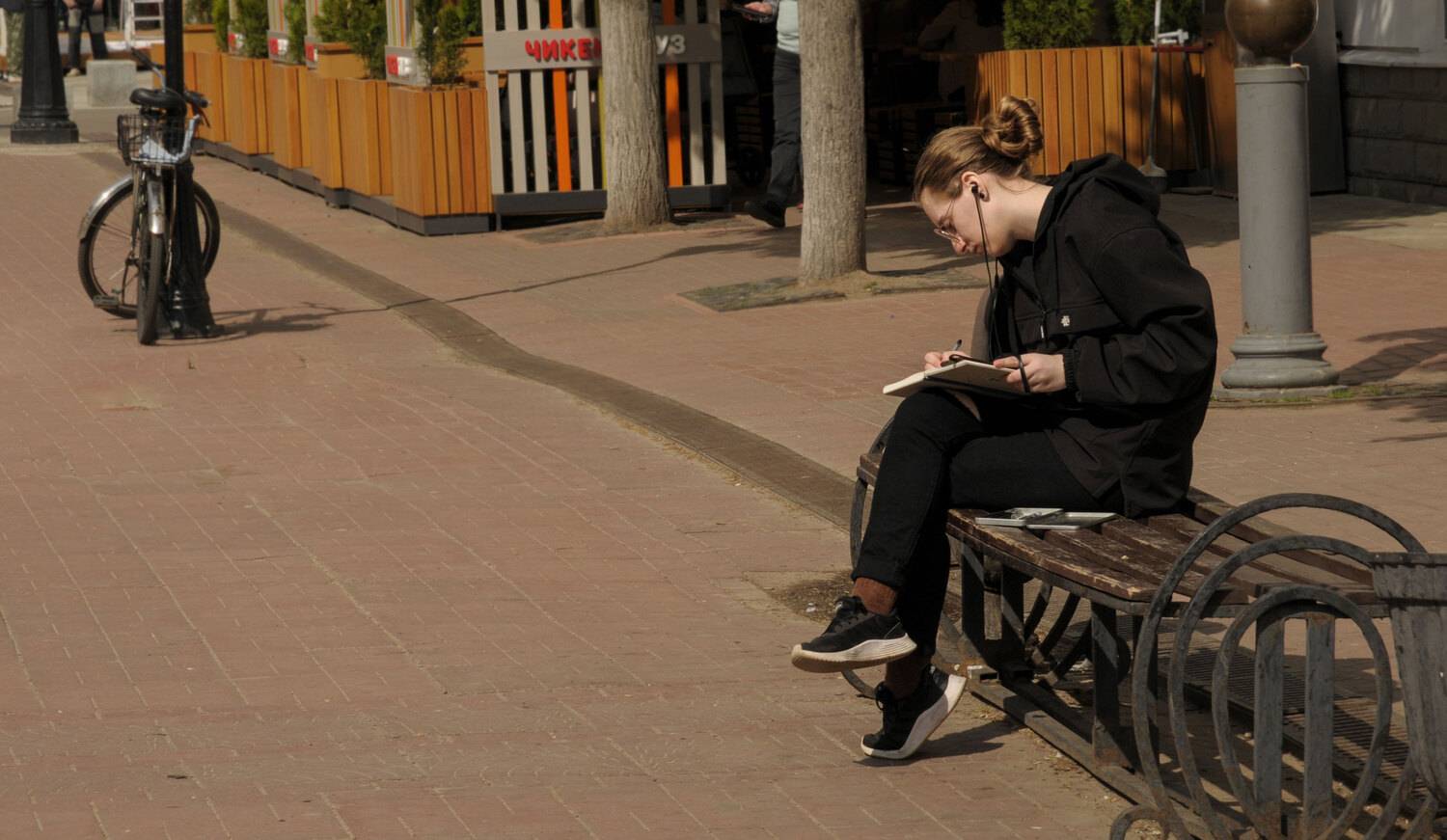 девушка тетрадки скамейка велосипед, Вера Петри