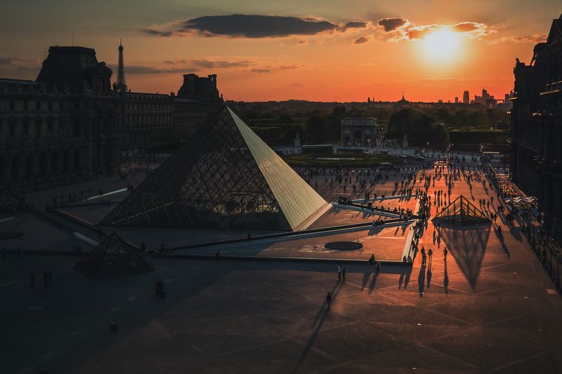 louvre at sunset фото превью