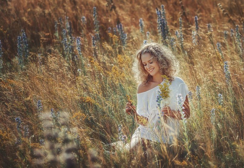 осень, девушка, поле, солнце осеннее поле фото превью