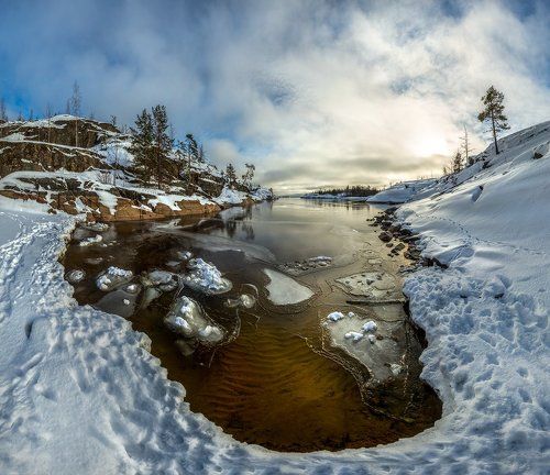 Пляж под льдинами.