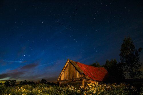 Старый сарай под звездами