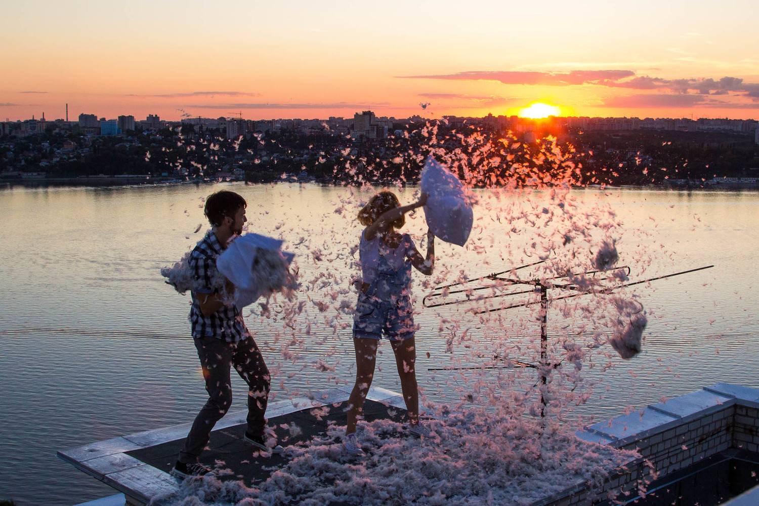 перья, пара, подушки, крыша, закат, река, Волга, город, солнце, Дмитрий Лопатин