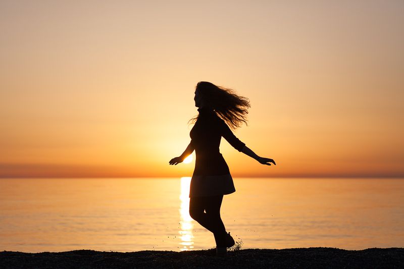 девушка, закат, золото, море, пляж, танцует, волосы Золотое настроение фото превью