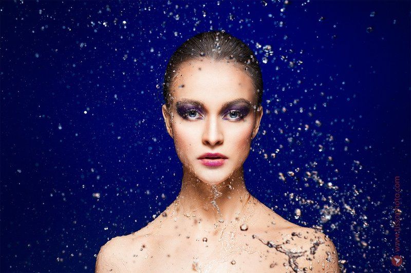 Портрет, девушка, лицо, взгляд, вода, брызги, студия, макияж Королева брызг фото превью