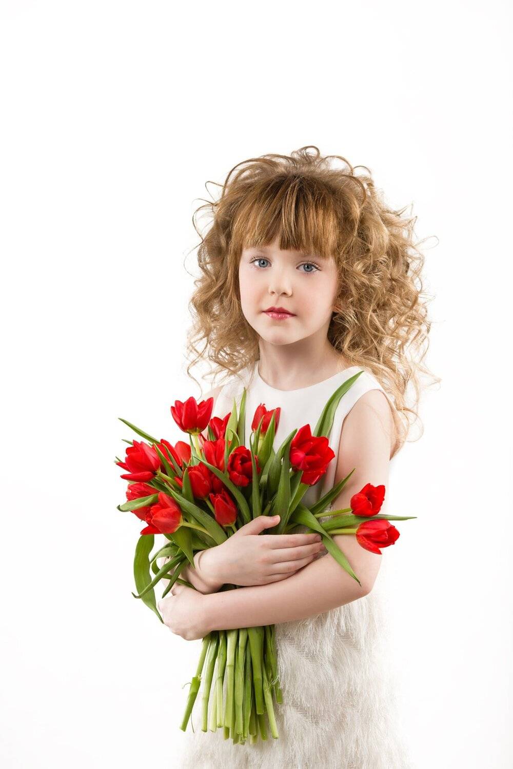 Девочка с цветами, Детский портрет, Детский портрет девочка с цветам, Кудрявый ребенок, Маленькая девочка, С 8 марта, Тюльпаны, Цветы в руках, Денис Фёдоров